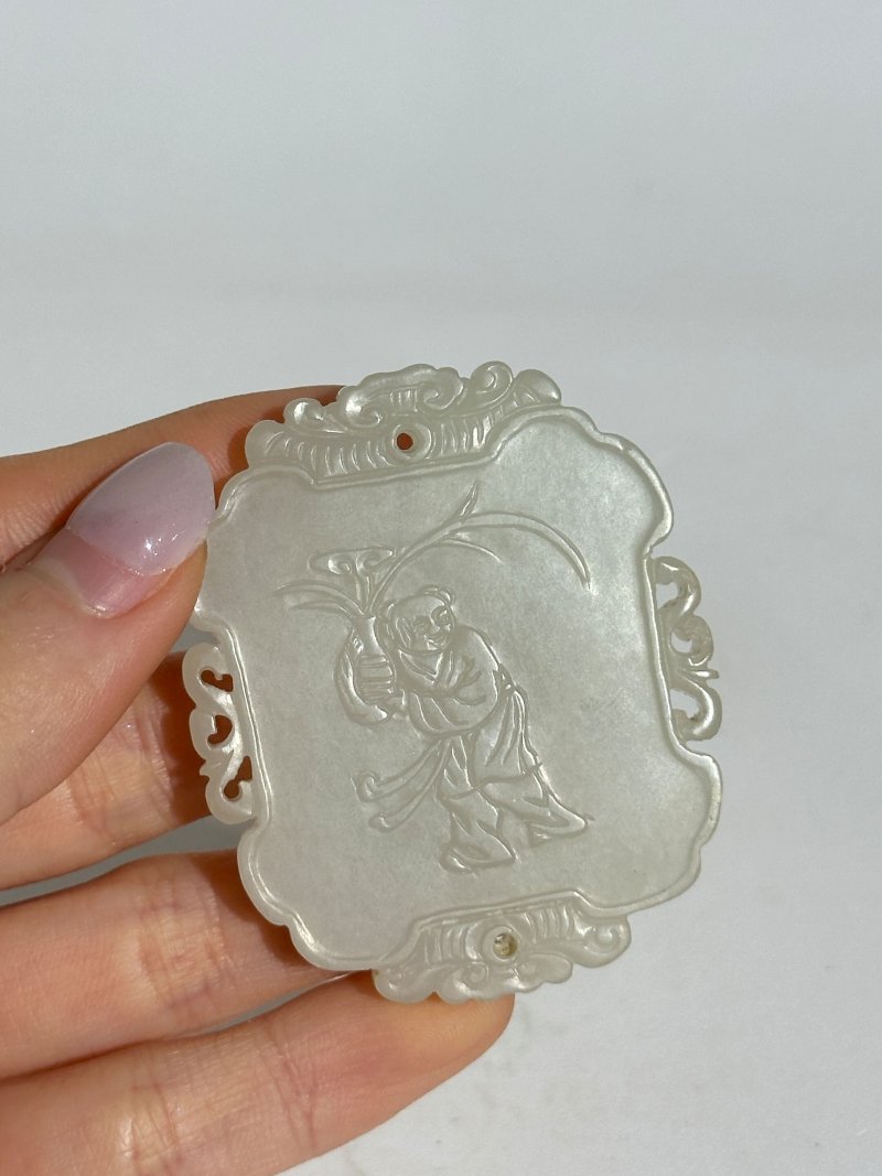 清十八/十九世紀 白玉⌈吉祥⌋牌 及座 | A WHITE JADE 'CHILD' PLAQUE - 图3