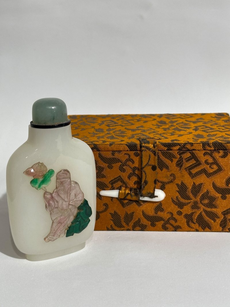 （壺）清十八世紀 白玉嵌⌈周敦頤•鉄拐李⌋鼻煙壺 | AN EMBELLISHED WHITE JADE SNUFF BOTTLE - 图2