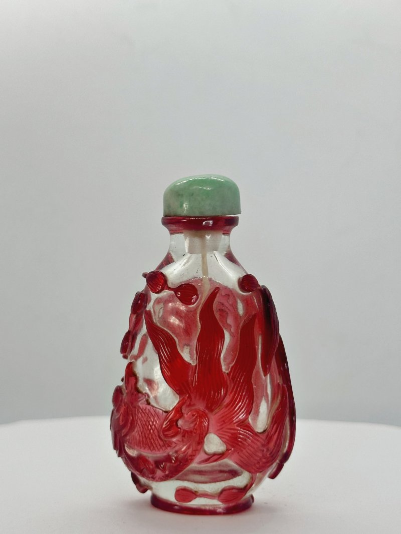 清十九世紀 透明地套紅玻璃金魚紋鼻煙壺、翡翠蓋 | A RED OVERLAY GLASS 'GOLDFISH' SNUFF BOTTLE - 图9