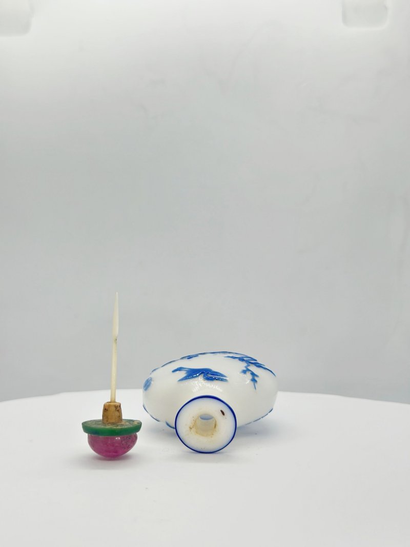 晚清 揚州風格涅白地套藍玻璃⌈日長春初⌋鼻煙壺 ⌈正可⌋款 | A BLUE OVERLAY WHITE GLASS 'BOATING' SNUFF BOTTLE - 图4
