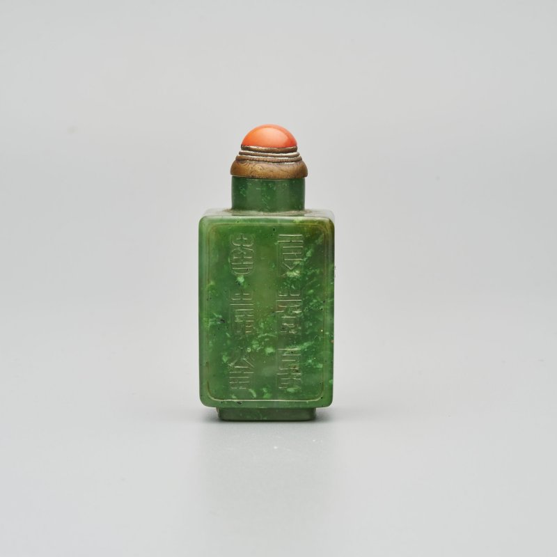 清十九世紀 碧玉壽字紋鼻煙壺、珊瑚蓋 | A SPINACH JADE 'SHOU' SNUFF BOTTLE