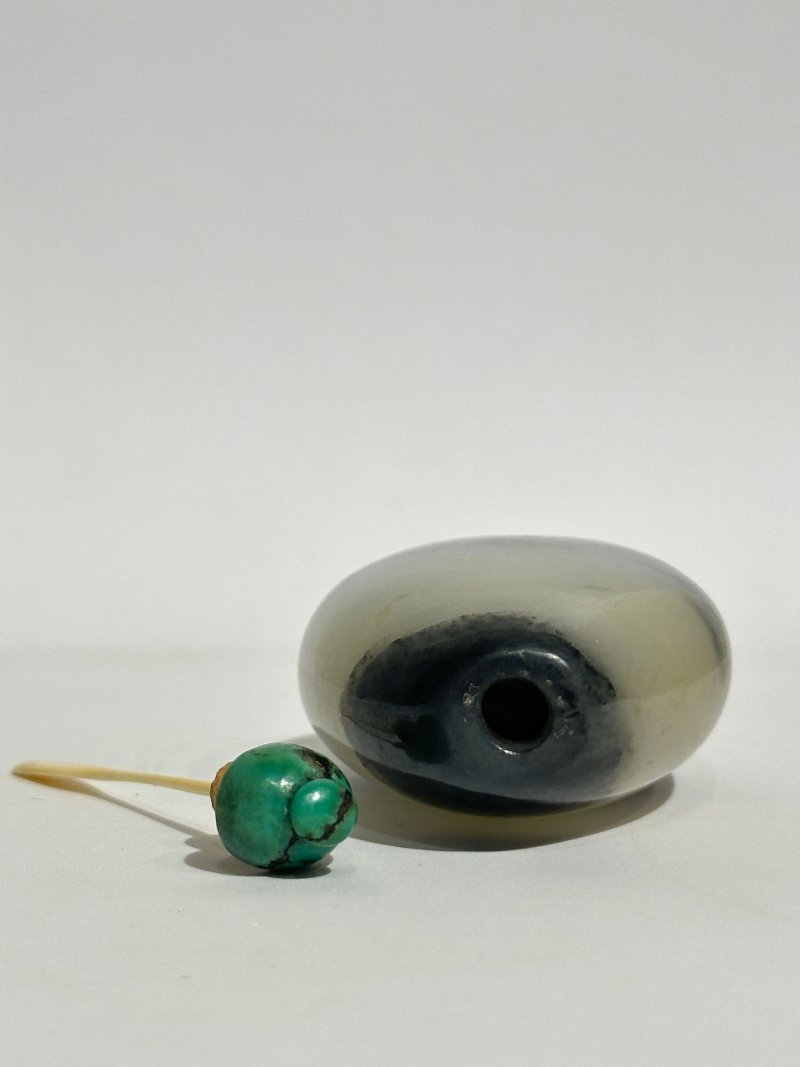 清十九世紀 黑白玉隨形鼻煙壺 | A BLACK AND WHITE JADE 'PEBBLE' SNUFF BOTTLE - 图4