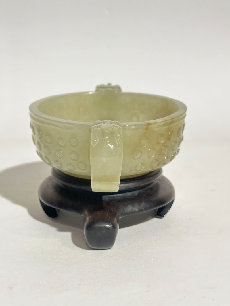 清 青白玉乳釘紋雙耳盃 及座 | A PALE GREEN JADE ARCHAISTIC TWO-HANDLED CUP - 图4