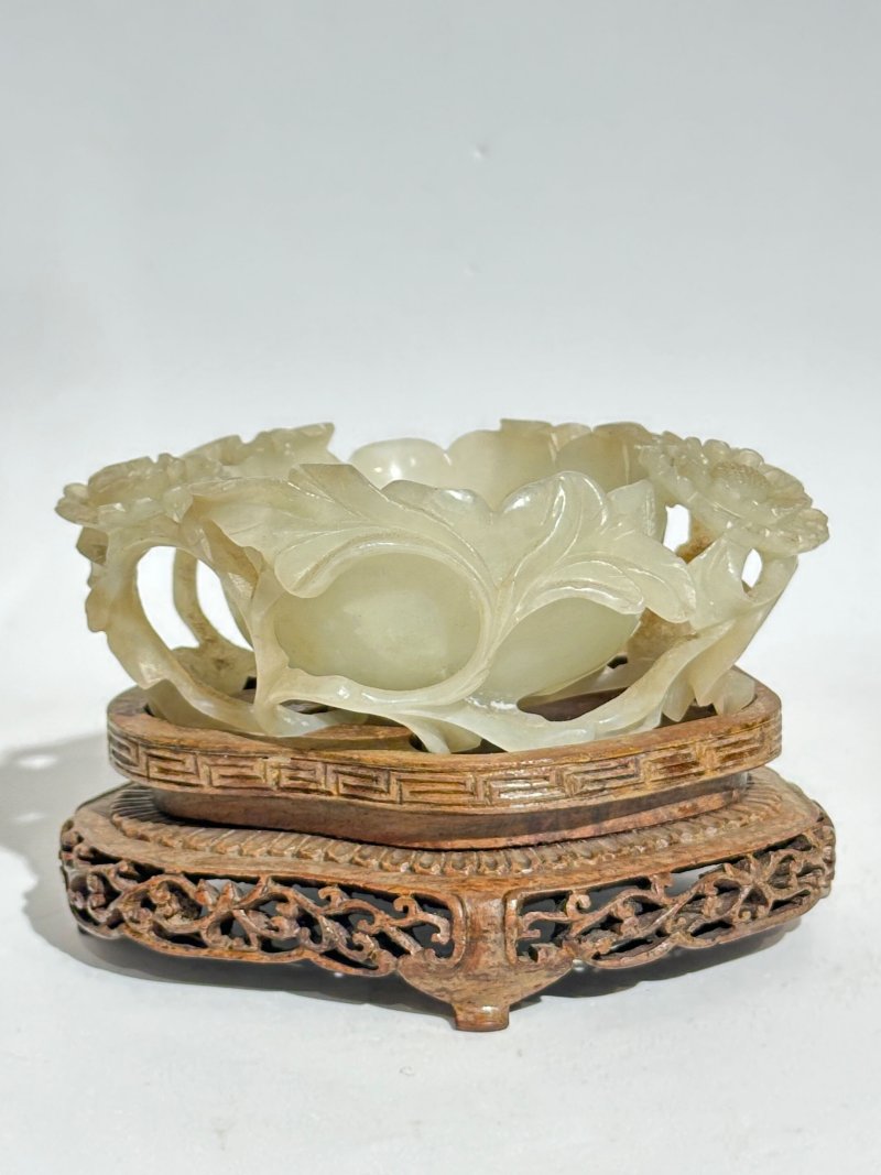 清十八/十九世紀 青白玉玉蘭式洗 及座 | A PALE GREEN JADE 'MAGNOLIA' BRUSH WASHER - 图11