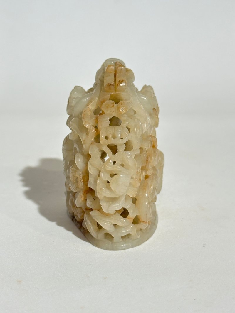 元十三/十四世紀 灰白玉鏤雕穿花龍頂飾 | A GREYISH WHITE JADE 'DRAGON AND CHRYSANTHEMUM' HAT FINIAL - 图7