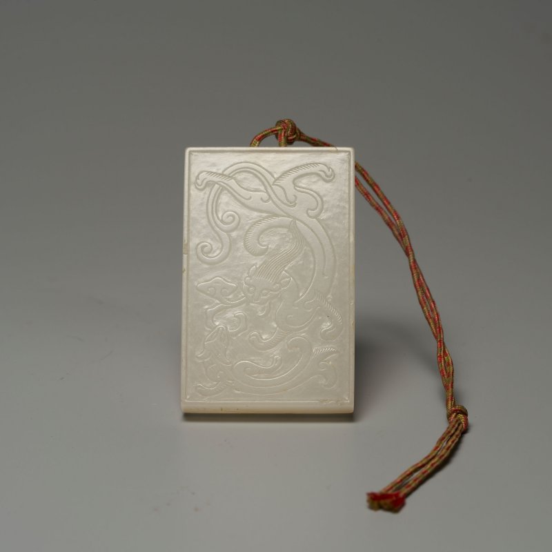 明 子岡款 白玉⌈螭龍•梅花⌋牌 及盒 | A WHITE JADE 'CHI-DRAGON AND PLUM BLOSSOM' PLAQUE - 图1