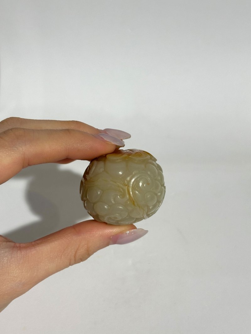 清十九世紀 白玉帶皮巧雕葡萄紋鼻煙壺、珊瑚蓋 及座 | A WHITE JADE 'GRAPES' SNUFF BOTTLE WITH RUSSET INCLUSION - 图2