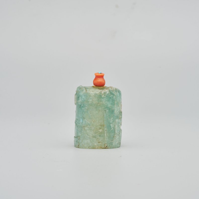清中期 綠寶石蝠紋鼻煙壺 | A PALE GREEN BERYL 'BAT' SNUFF BOTTLE - 图1