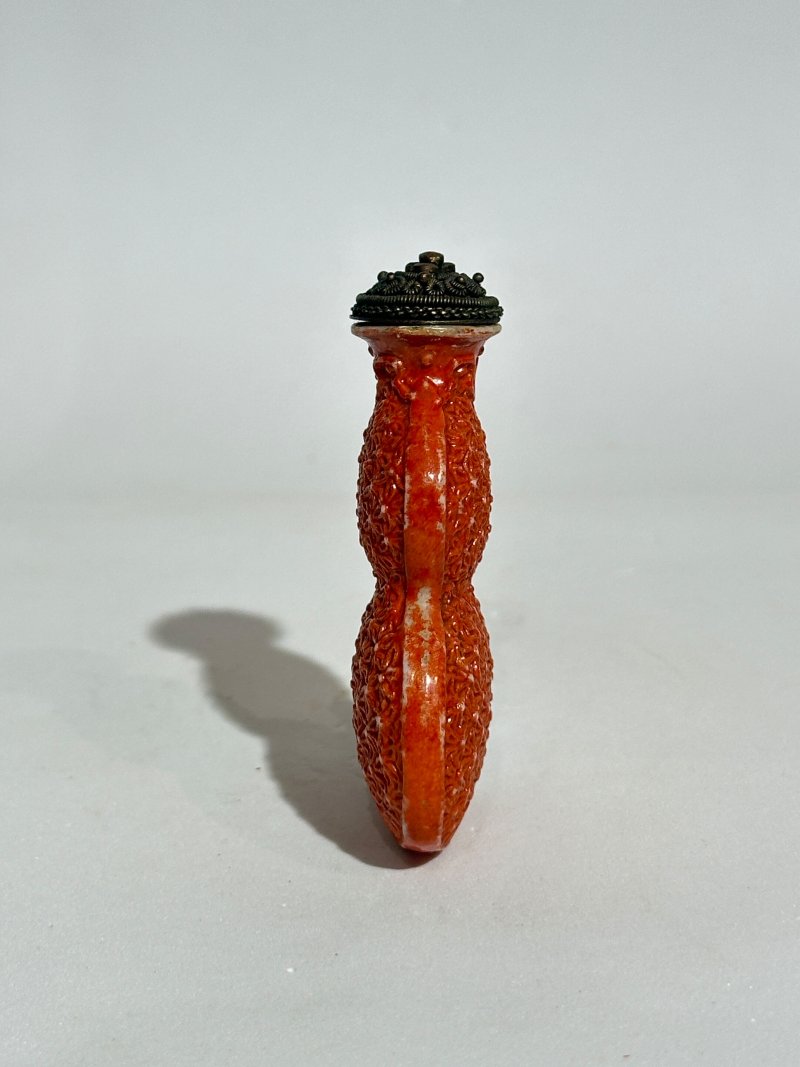 清中期 礬紅彩仿漆模印扁匏形鼻煙壺 | A MOULDED IRON-RED-GLAZED 'GOURD' SNUFF BOTTLE IMITATING LACQUER - 图6