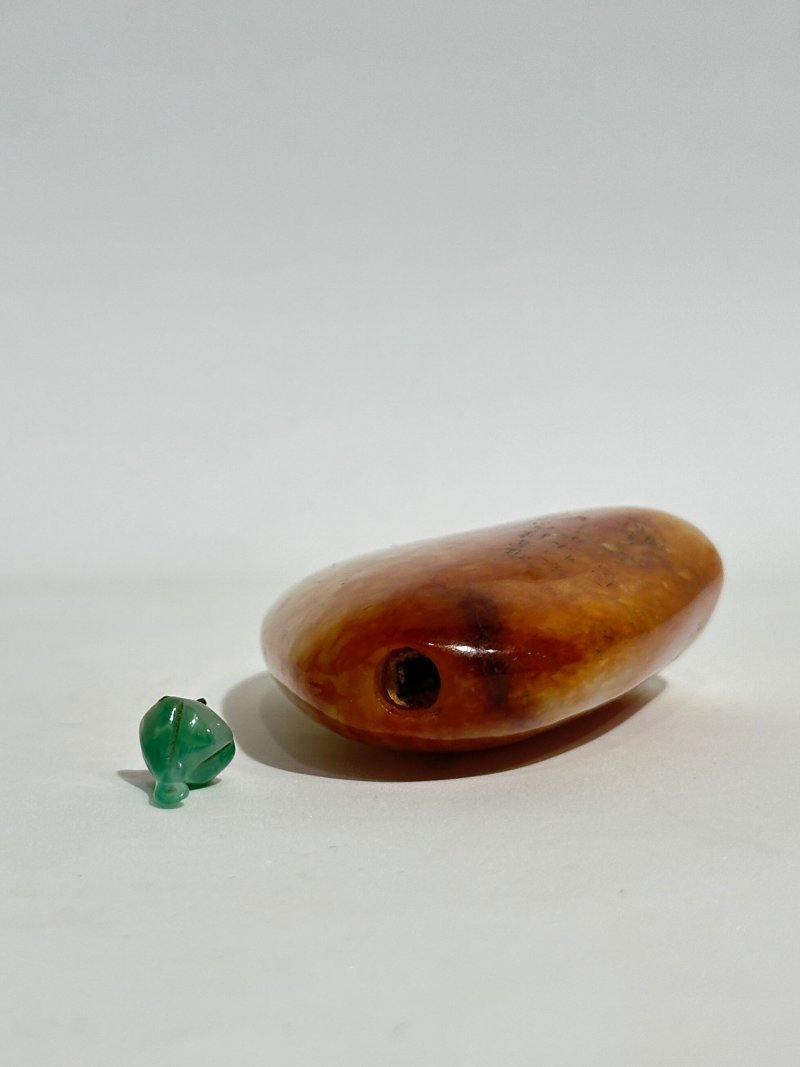 清同治一八六九年 汪鑅作子玉卵石帶皮隨形鼻煙壺、翡翠蓋 | AN INSCRIBED WHITE AND RUSSET JADE 'PEBBLE' SNUFF BOTTLE - 图4