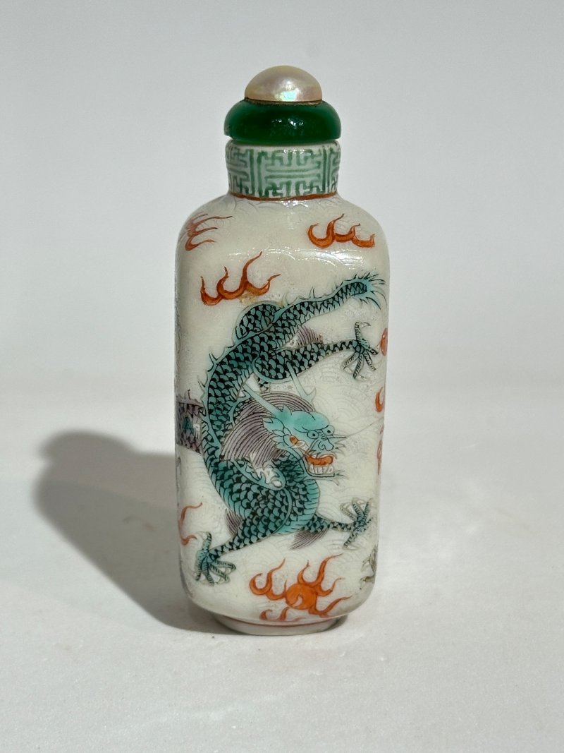 十九世紀 粉彩龍紋鼻煙壺 ⌈乾隆年製⌋青花篆書款 | A FAMILLE ROSE 'DRAGON' SNUFF BOTTLE - 图7