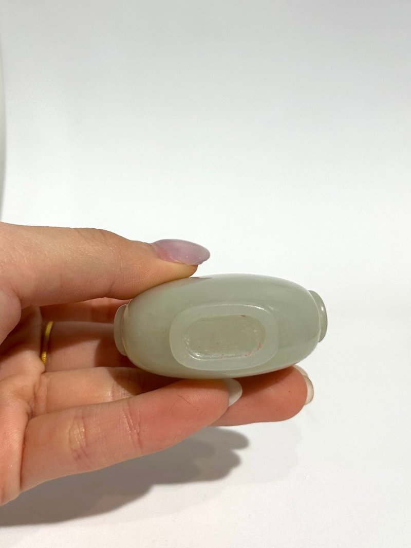 清十九世紀 青白玉光素鋪首銜環耳鼻煙壺、翡翠蓋 | A GREENISH WHITE JADE SNUFF BOTTLE - 图2