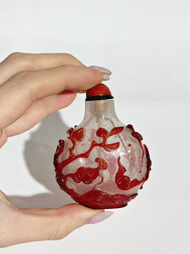 清十九世紀 霏雪地套紅玻璃蝠紋鼻煙壺 | A RED OVERLAY GLASS 'BATS' SNUFF BOTTLE - 图3