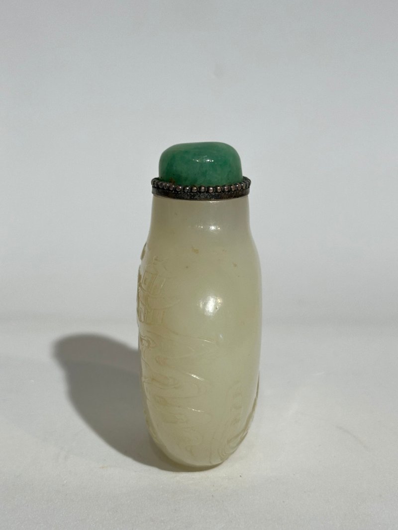 1750-1850 白玉人物紋鼻煙壺、翡翠蓋 | A WHITE JADE 'FIGURE' SNUFF BOTTLE - 图7