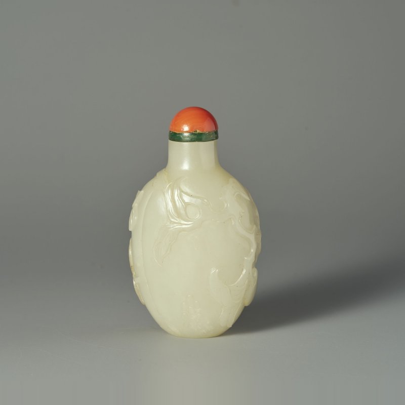 清十九世紀 白玉帶皮⌈瓜瓞綿綿⌋鼻煙壺 | A WHITE AND RUSSET JADE 'MELON' SNUFF BOTTLE - 图1