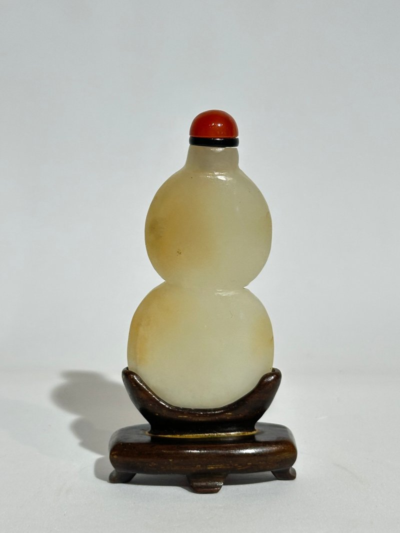 清十九世紀 白玉褐沁葫蘆形鼻煙壺 及座 | A WHITE JADE 'DOUBLE GOURD' SNUFF BOTTLE WITH PALE RUSSET INCLUSIONS - 图9