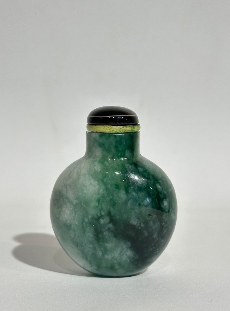 1780-1850 翡翠光素鼻煙壺 | A MOTTLED-GREEN JADEITE SNUFF BOTTLE - 图9
