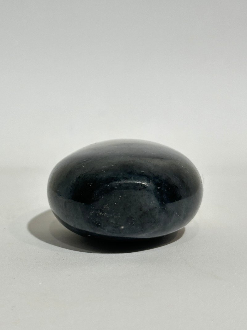 清十九世紀 黑白玉隨形鼻煙壺 | A BLACK AND WHITE JADE 'PEBBLE' SNUFF BOTTLE - 图5