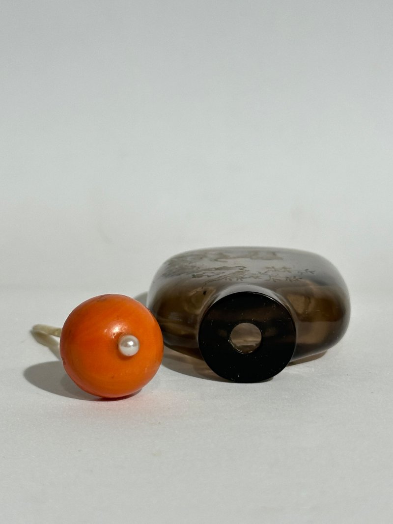 清十八/十九世紀 煙晶填金⌈松鶴延年⌋鼻煙壺 | A GILT-DECORATED SMOKY QUARTZ 'CRANE AND PINE' SNUFF BOTTLE - 图4