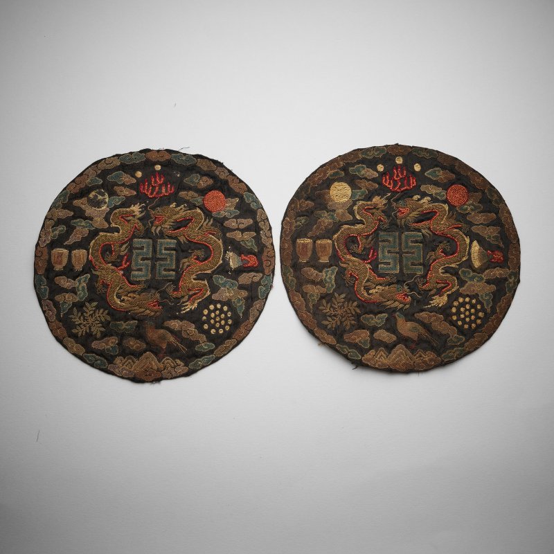約一九一四年 民國三年大總統祭服十二章繡團成對 | A PAIR OF MIDNIGHT-BLUE-GROUND EMBROIDERED PRESIDENT'S ROUNDELS WITH TWELVE SYMBOLS OF SOVEREIGNTY