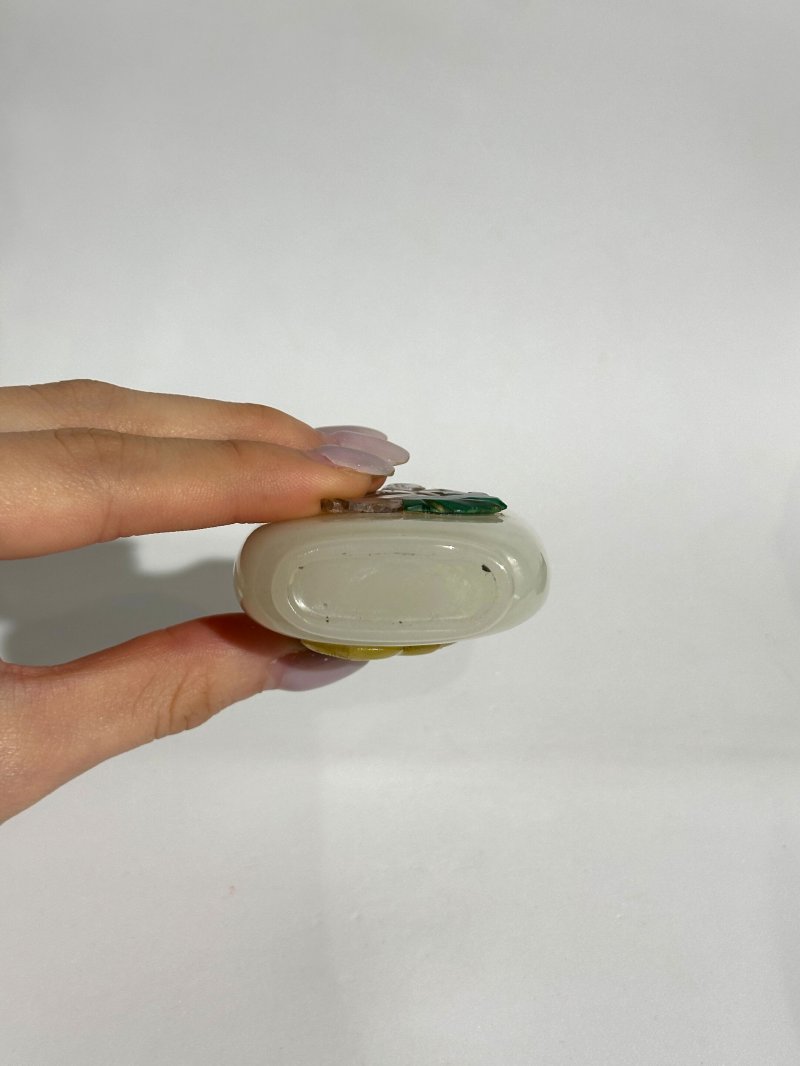 （壺）清十八世紀 白玉嵌⌈周敦頤•鉄拐李⌋鼻煙壺 | AN EMBELLISHED WHITE JADE SNUFF BOTTLE - 图3