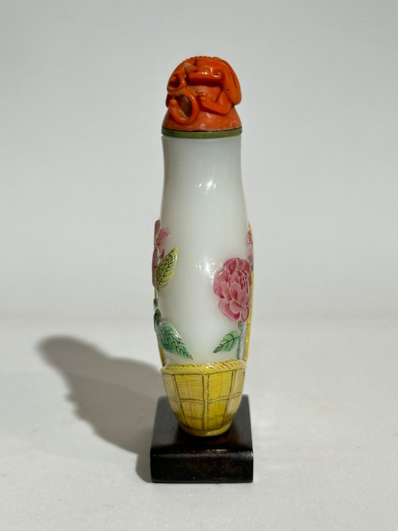 1750-1850 涅白玻璃胎畫琺瑯花籃式鼻煙壺、珊瑚蓋 ⌈古月軒⌋礬紅楷書款 及盒 | AN ENAMELLED GLASS SNUFF BOTTLE - 图7
