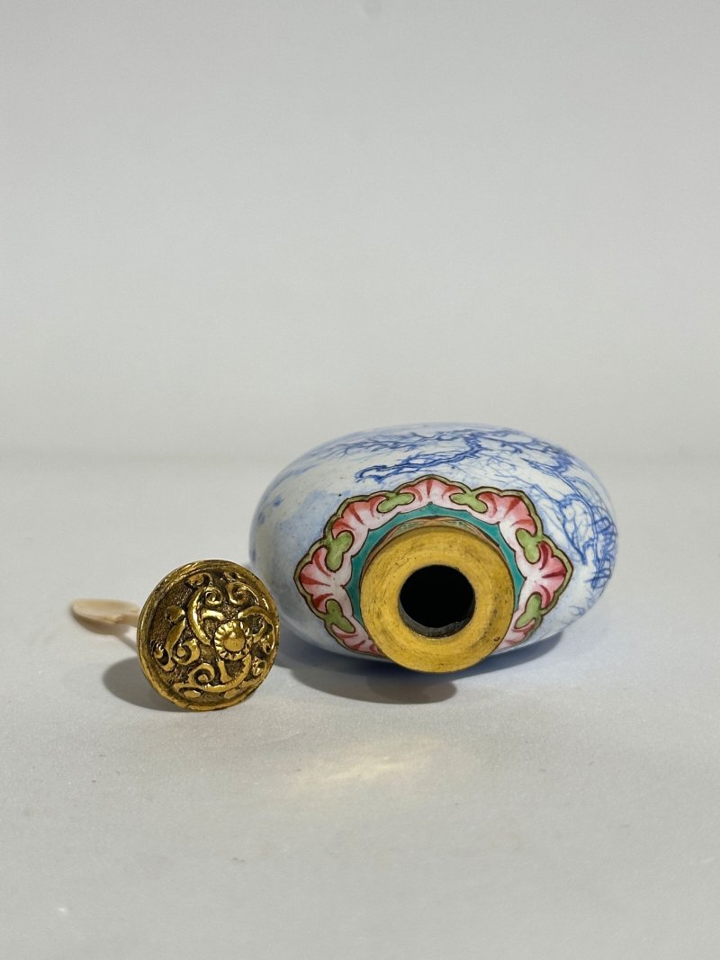 銅胎畫琺瑯⌈明式山水⌋鼻煙壺 ⌈乾隆年製⌋藍釉楷書款 | A PAINTED ENAMEL 'BLUE LANDSCAPE' SNUFF BOTTLE - 图4