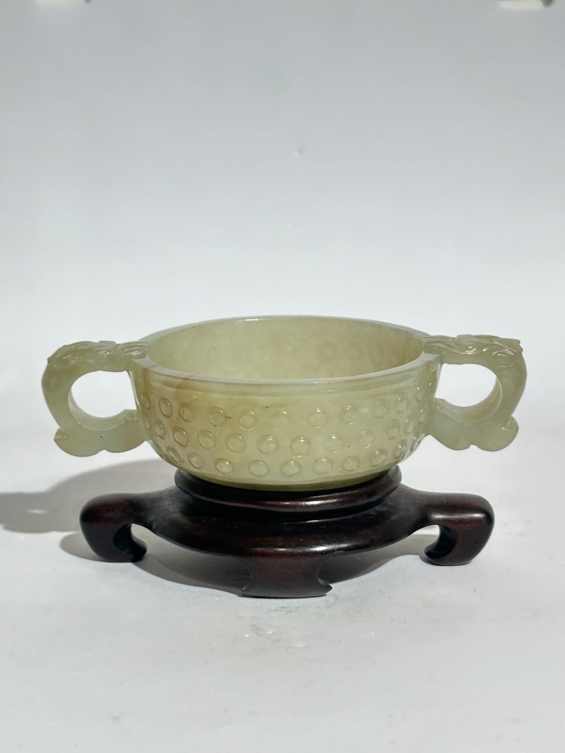 清 青白玉乳釘紋雙耳盃 及座 | A PALE GREEN JADE ARCHAISTIC TWO-HANDLED CUP - 图5