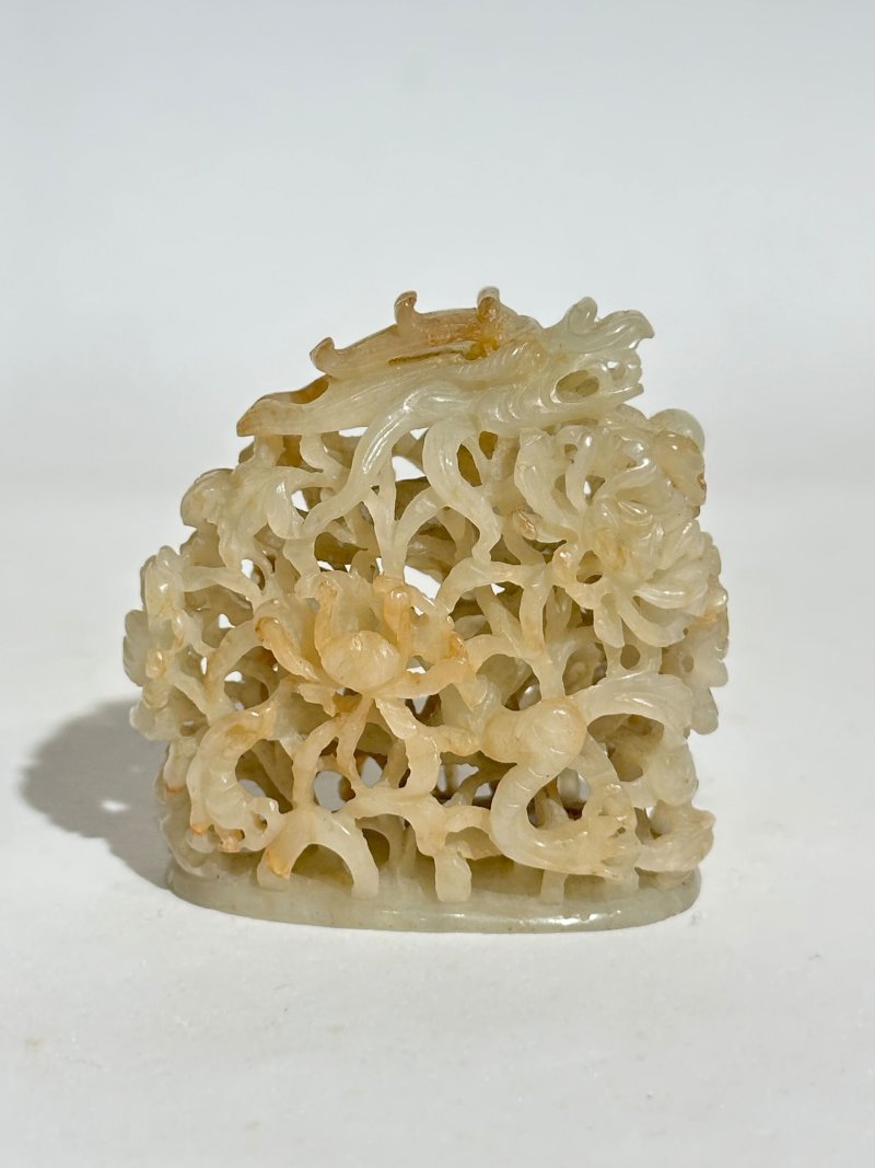 元十三/十四世紀 灰白玉鏤雕穿花龍頂飾 | A GREYISH WHITE JADE 'DRAGON AND CHRYSANTHEMUM' HAT FINIAL - 图8