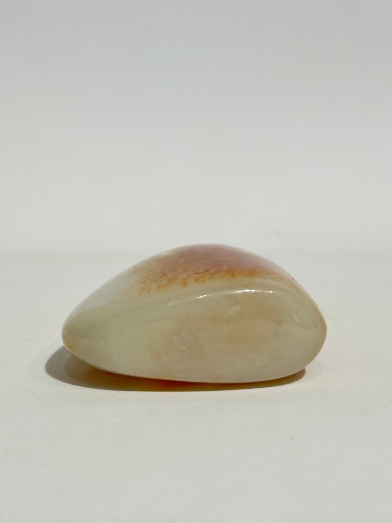 清同治一八六九年 汪鑅作子玉卵石帶皮隨形鼻煙壺、翡翠蓋 | AN INSCRIBED WHITE AND RUSSET JADE 'PEBBLE' SNUFF BOTTLE - 图5