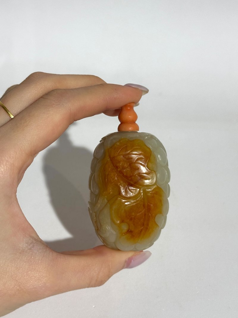 清十九世紀 白玉帶皮巧雕葡萄紋鼻煙壺、珊瑚蓋 及座 | A WHITE JADE 'GRAPES' SNUFF BOTTLE WITH RUSSET INCLUSION - 图3