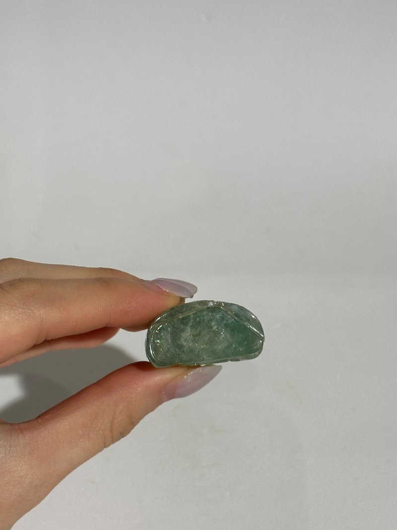 清中期 綠寶石蝠紋鼻煙壺 | A PALE GREEN BERYL 'BAT' SNUFF BOTTLE - 图2