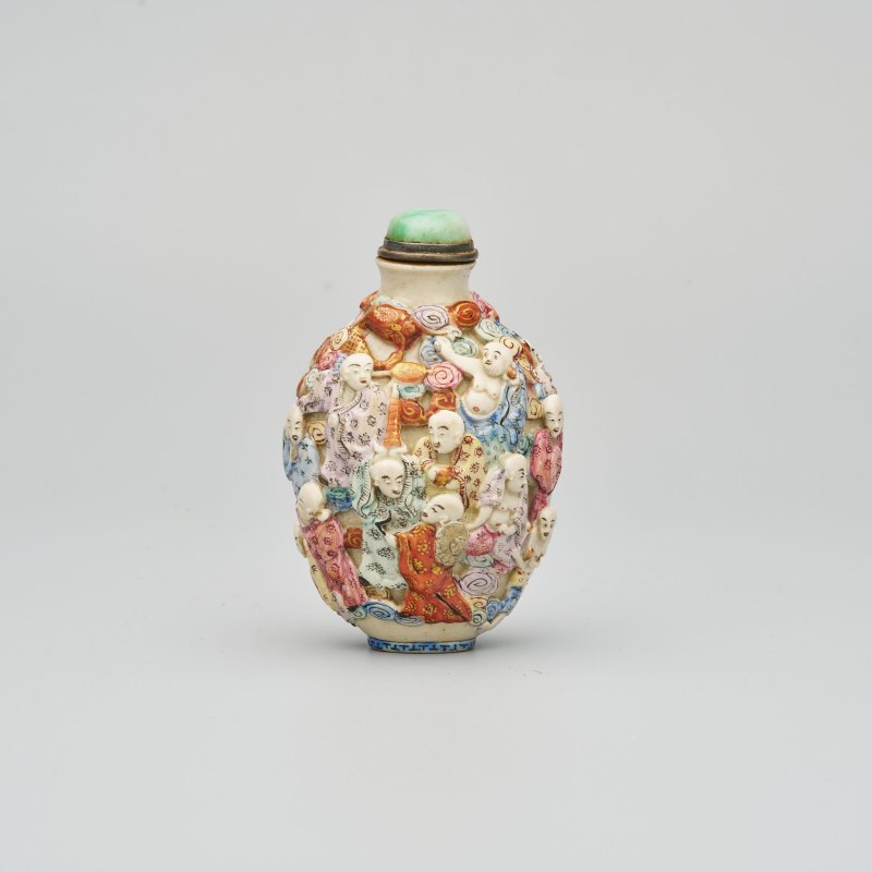 1750-1850 粉彩模印⌈十八羅漢⌋鼻煙壺、翡翠蓋 ⌈乾隆年製⌋礬紅篆書款 | A MOULDED FAMILLE ROSE 'EIGHTEEN LUOHAN' SNUFF BOTTLE - 图10
