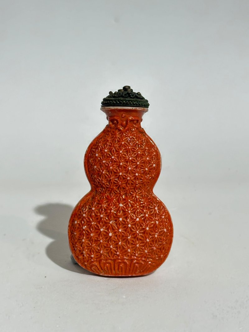 清中期 礬紅彩仿漆模印扁匏形鼻煙壺 | A MOULDED IRON-RED-GLAZED 'GOURD' SNUFF BOTTLE IMITATING LACQUER - 图7