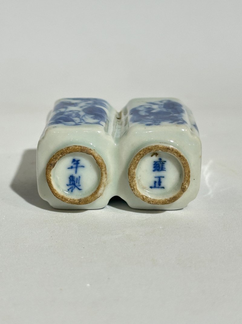 1780-1880 青花⌈十八羅漢⌋雙聯鼻煙壺 ⌈雍正年製⌋青花楷書款 | A BLUE AND WHITE 'EIGHTEEN LUOHAN' DOUBLE SNUFF BOTTLE - 图5