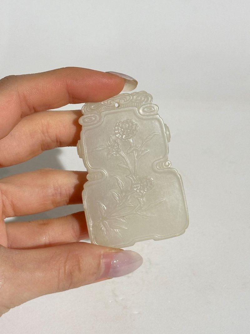 清十八世紀 白玉⌈富貴長春⌋牌 及座 | A WHITE JADE 'CHINESE PEONY' PLAQUE - 图3