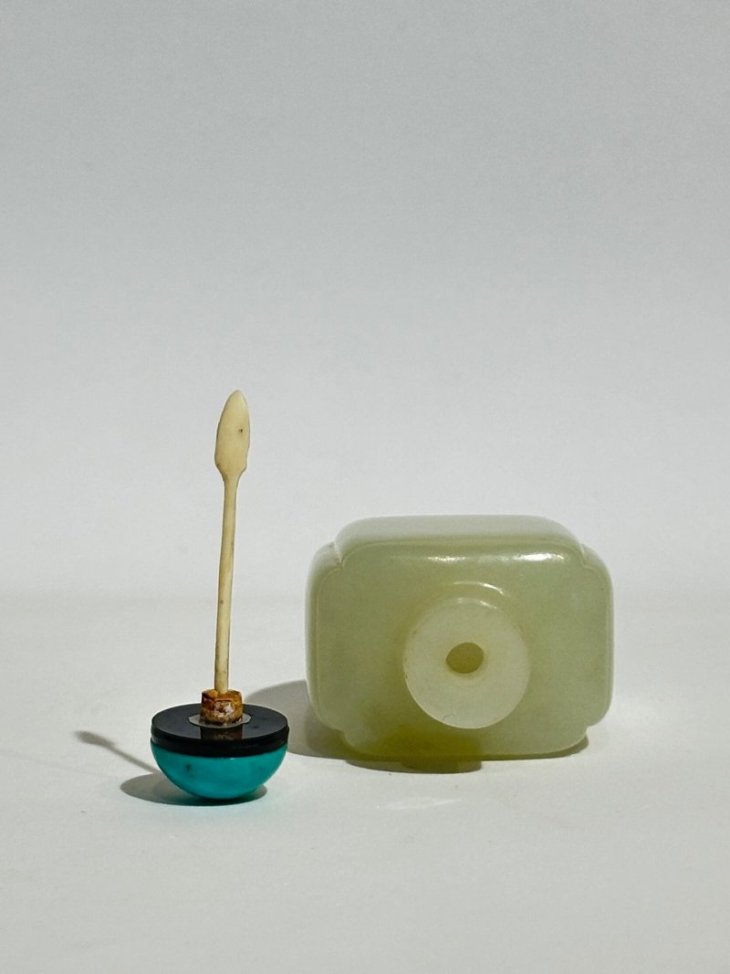 清十八世紀 白玉光素鼻煙壺 | A WHITE JADE SNUFF BOTTLE - 图4