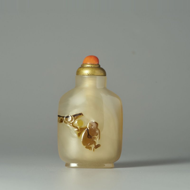 清十八/十九世紀 影瑪瑙⌈靈猴摘桃⌋鼻煙壺、珊瑚蓋 | A CHALCEDONY SHADOW AGATE 'MONKEY AND PEACH' SNUFF BOTTLE - 图1