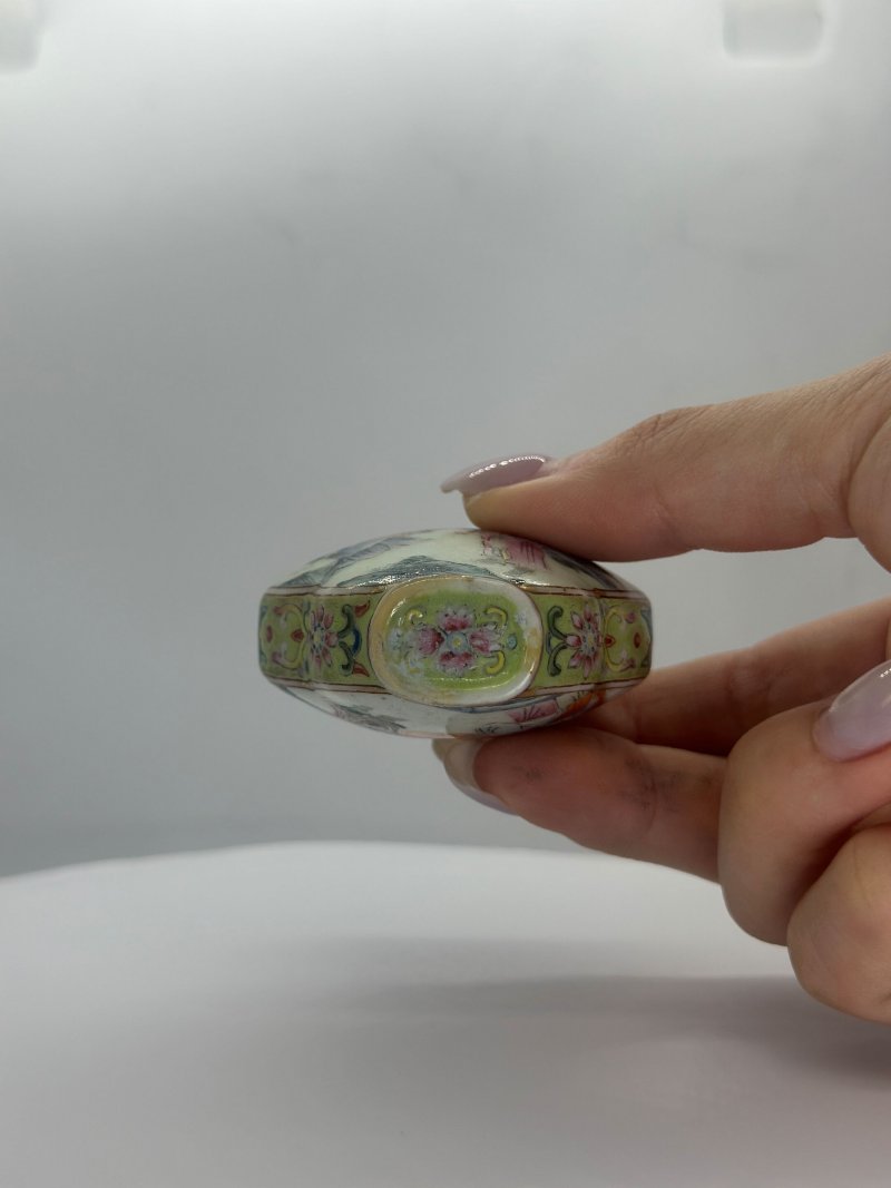 清中期 粉彩人物紋鼻煙壺 | A FAMILLE ROSE PORCELAIN SNUFF BOTTLE - 图5