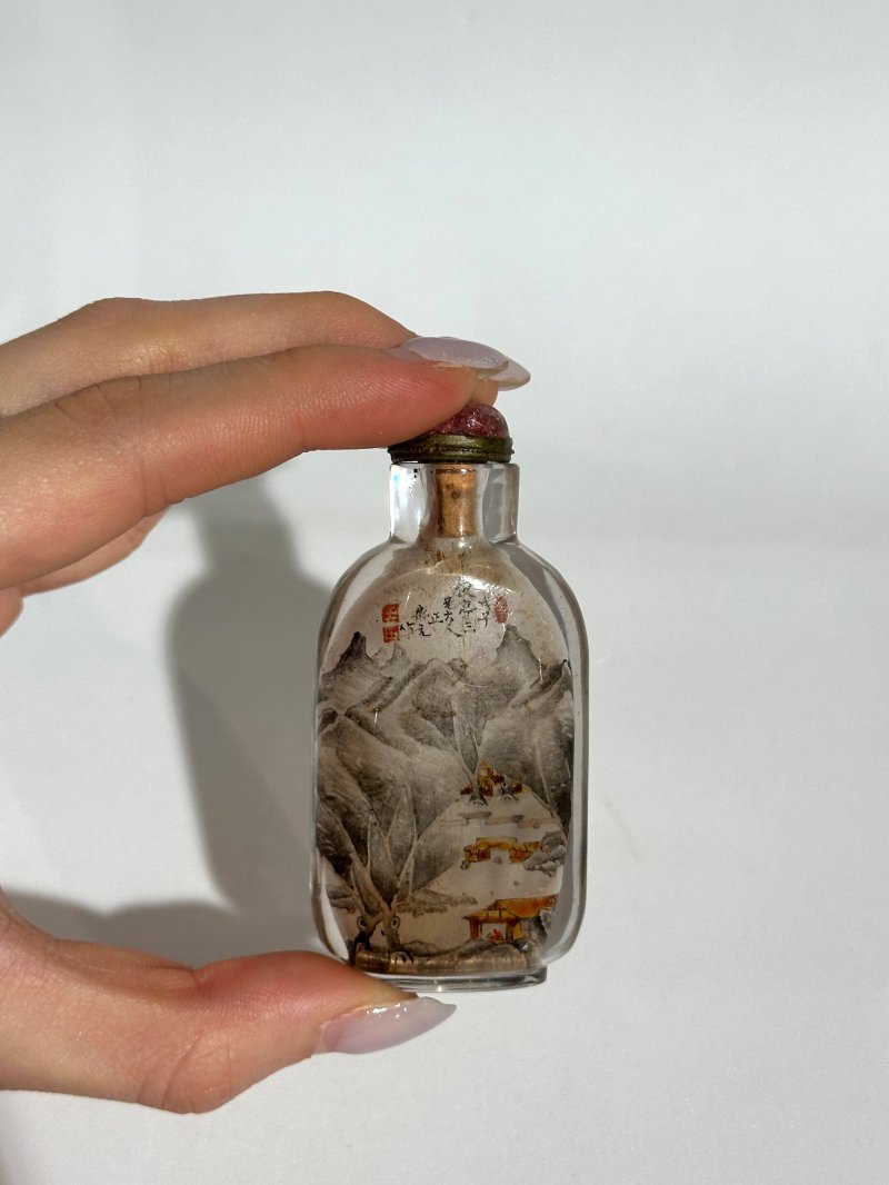 周樂元作 玻璃内畫⌈山水⌋鼻煙壺 一八八八年 | AN INSIDE PAINTED GLASS 'LANDSCAPE' SNUFF BOTTLE - 图3