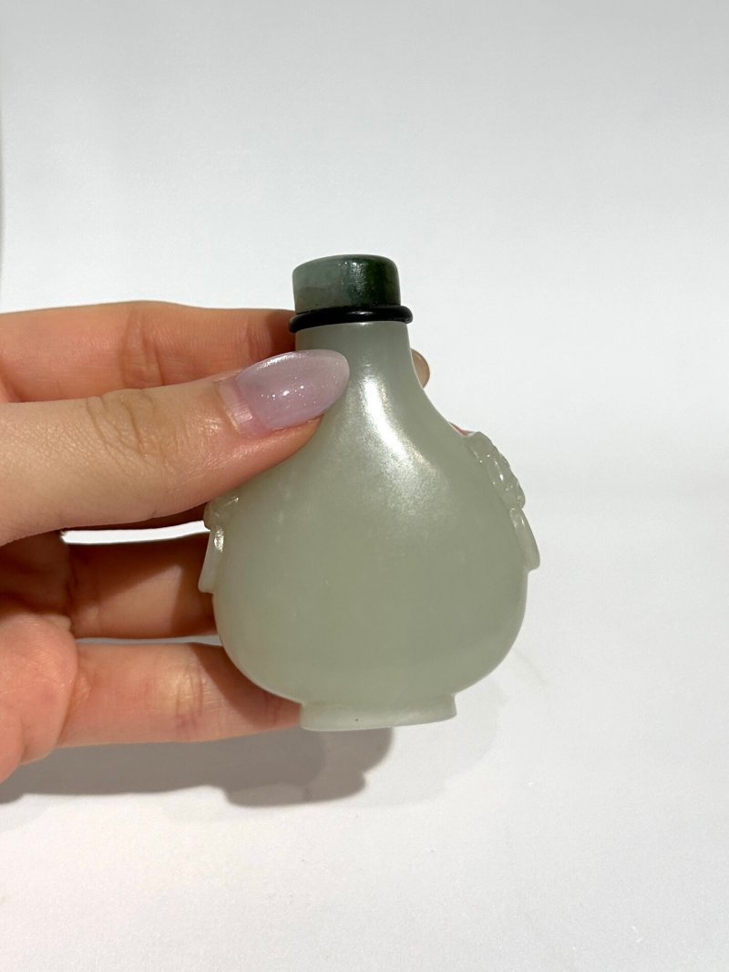 清十九世紀 青白玉光素鋪首銜環耳鼻煙壺、翡翠蓋 | A GREENISH WHITE JADE SNUFF BOTTLE - 图3