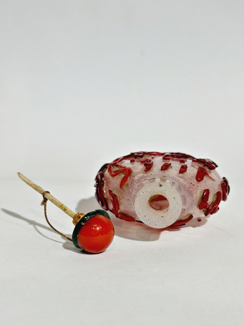 清十九世紀 霏雪地套紅玻璃蝠紋鼻煙壺 | A RED OVERLAY GLASS 'BATS' SNUFF BOTTLE - 图4