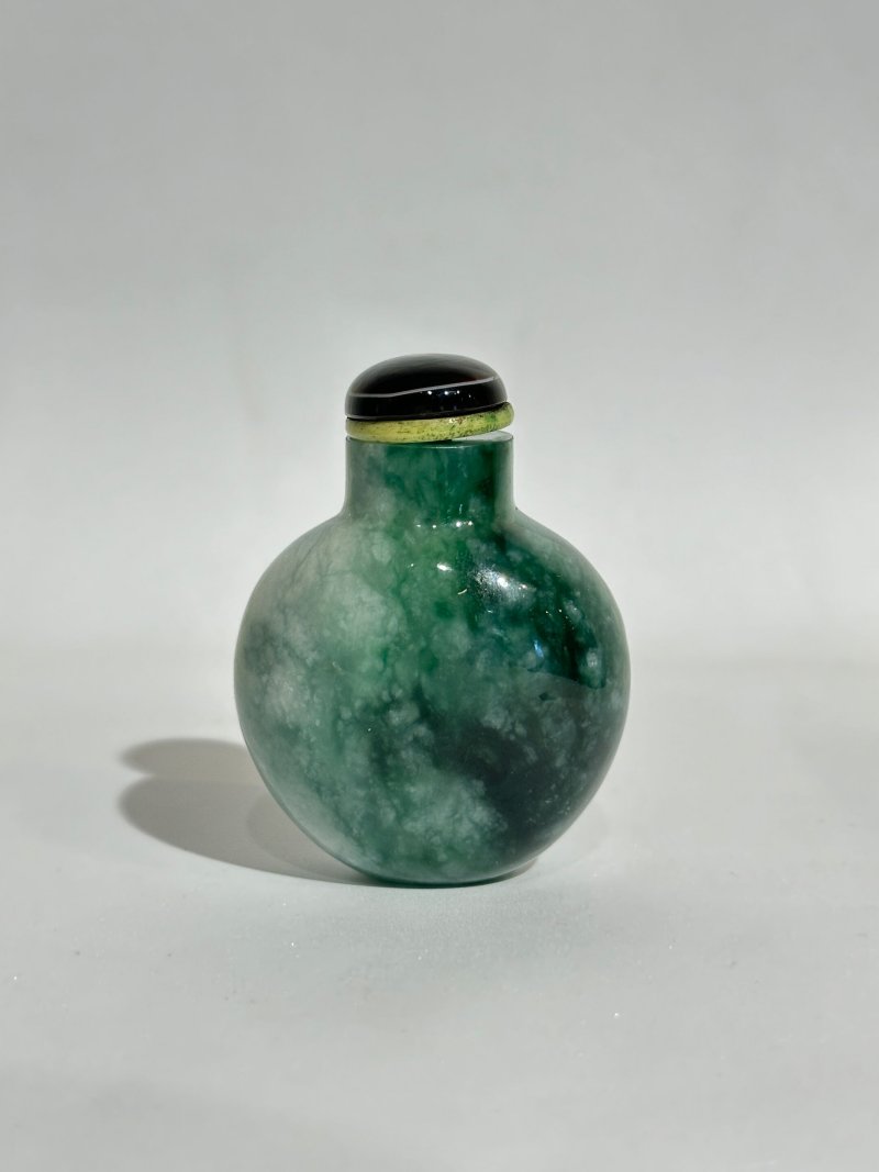 1780-1850 翡翠光素鼻煙壺 | A MOTTLED-GREEN JADEITE SNUFF BOTTLE - 图10