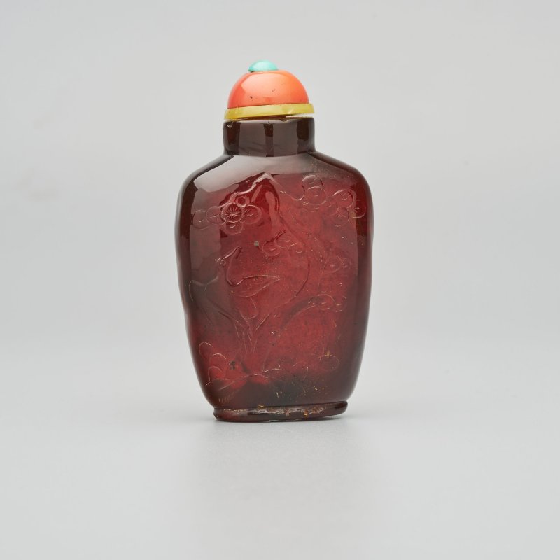 清十九世紀 琥珀⌈松鶴延年⌋鼻煙壺 | AN AMBER 'PINE AND CRANE' SNUFF BOTTLE - 图8