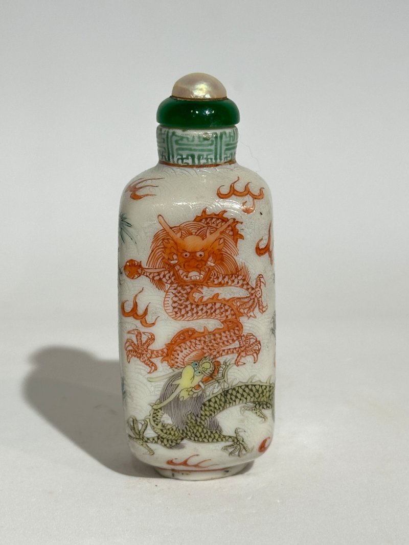 十九世紀 粉彩龍紋鼻煙壺 ⌈乾隆年製⌋青花篆書款 | A FAMILLE ROSE 'DRAGON' SNUFF BOTTLE - 图8