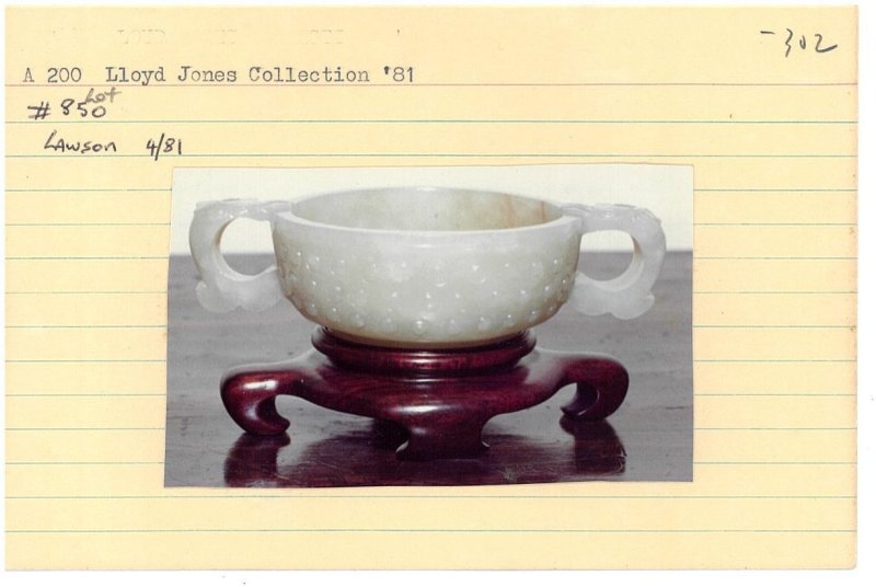 清 青白玉乳釘紋雙耳盃 及座 | A PALE GREEN JADE ARCHAISTIC TWO-HANDLED CUP - 图6