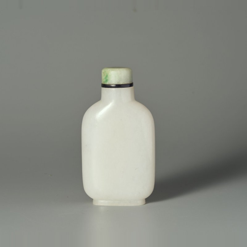 清十八/十九世紀 白玉光素鼻煙壺、翡翠蓋 | A WHITE JADE SNUFF BOTTLE - 图1