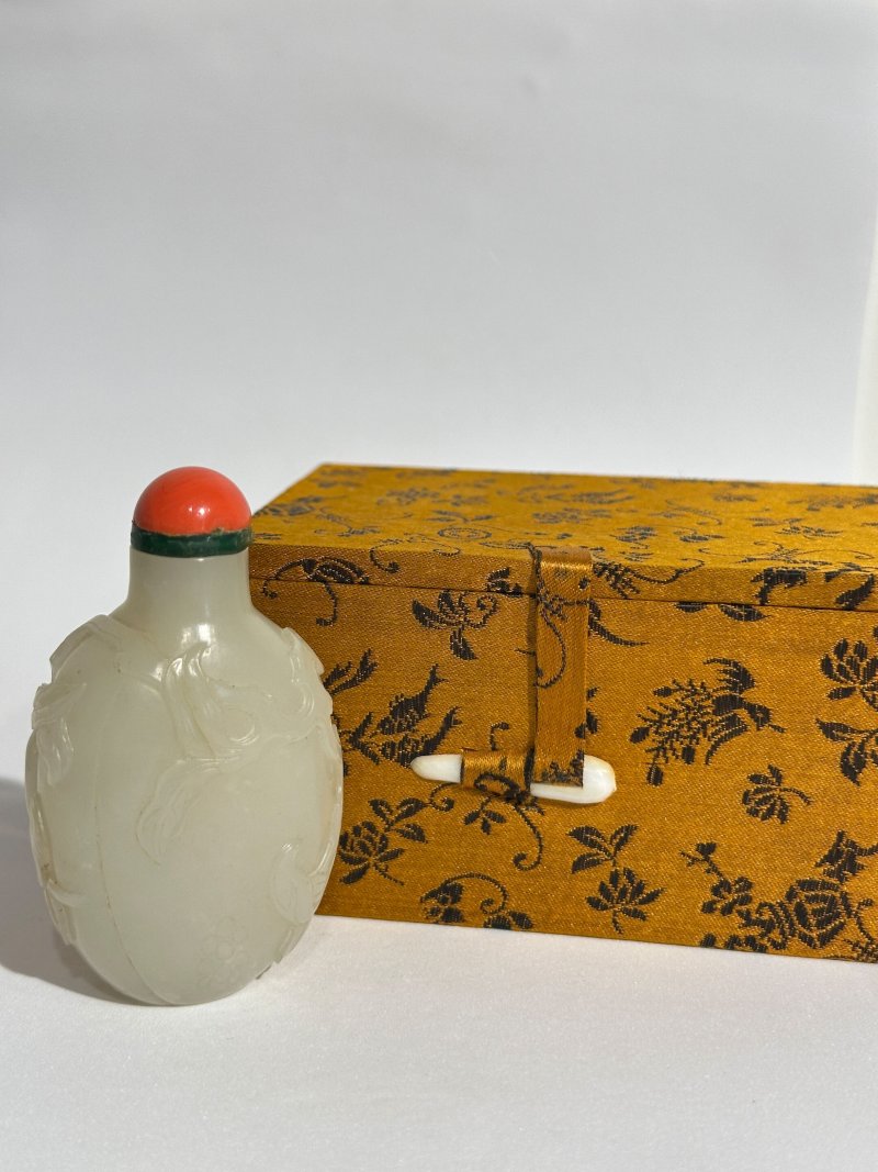 清十九世紀 白玉帶皮⌈瓜瓞綿綿⌋鼻煙壺 | A WHITE AND RUSSET JADE 'MELON' SNUFF BOTTLE - 图2