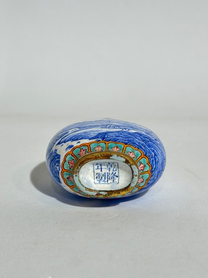 銅胎畫琺瑯⌈明式山水⌋鼻煙壺 ⌈乾隆年製⌋藍釉楷書款 | A PAINTED ENAMEL 'BLUE LANDSCAPE' SNUFF BOTTLE - 图5