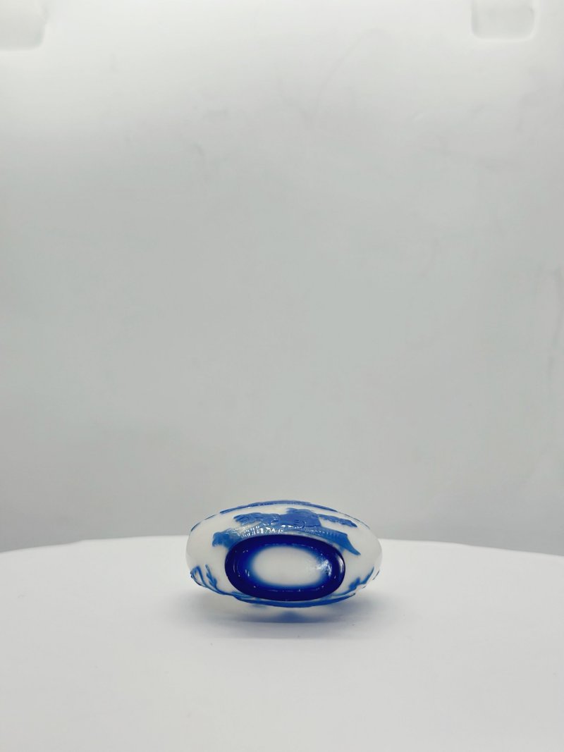 晚清 揚州風格涅白地套藍玻璃⌈日長春初⌋鼻煙壺 ⌈正可⌋款 | A BLUE OVERLAY WHITE GLASS 'BOATING' SNUFF BOTTLE - 图6